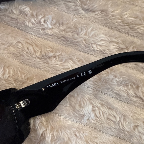 Authentic PRADA sunnies - Picture 4 of 5